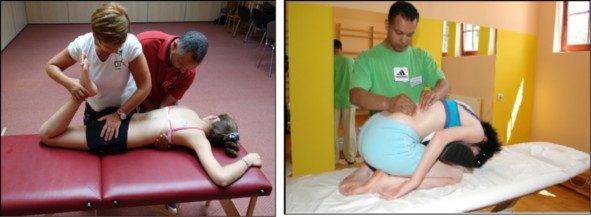 a Az egyik fizikoterapeuta a rectus femoris aktív relaxációját végzi, miközben egy második fizikoterapeuta a scoliosis derotációs manővert alkalmazza. b Az erector spinae izmok myofasciális felszabadítása egy fizikoterapeuta által, miközben a páciens előre hajol egy habhenger fölé. 